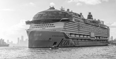 Miami, Florida, ABD - 03 Kasım 2024: gemi seyahati. Yaz tatilinde gemi turu. Gemi seyahati ve deniz seyahati. Lüks yolcu gemisi. Gemi Miami limanından ayrılıyor. Denizin simgesi.