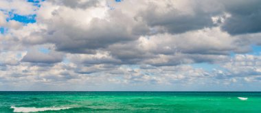 Deniz manzarasında romantik bir yaz tatili. Günbatımı denizi ve deniz manzarası. Deniz ufku manzarası. Yaz tatilinde bulutlu gökyüzü ve deniz manzarası. Deniz ufkuyla gökyüzü. Deniz doğası ile sakin bir ufuk. Plaj cenneti.