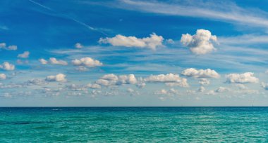 Yaz tatilinde bulutlu gökyüzü ve deniz manzarası. Deniz ufkuyla gökyüzü. Deniz doğası ile sakin bir ufuk. Deniz manzarasında romantik bir yaz tatili. Günbatımı denizi ve deniz manzarası. Deniz ufku manzarası. Geniş ufuk.
