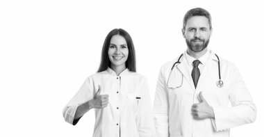 İki doktor doktorluk yapıyor. Sağlık uzmanı doktor beyazı izole etti. İlaç ve sağlık sigortası. Doktor reklam öneriyor, başparmağınızı kaldırın. Sağlık hizmeti reklam afişi.