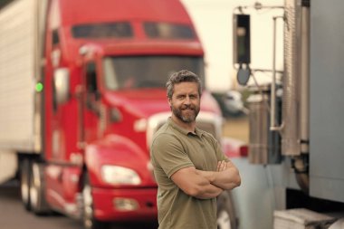 Kamyonun önünde yakışıklı bir şoför. Kamyon sahibi. Kamyon şoförü. Kamyon kamyonunun yanında bir erkek kamyon şoförü. Nakliye araçları. Yarı kamyon aracı. İspanyol kamyoncu adam. Lojistik servisi.