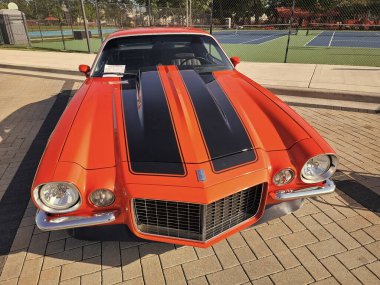 Park Ridge, Illinois, ABD - 21 Ağustos 2024: Chevy Camaro. Kırmızı araba otomobil fuarında, ön tarafta. Chevrolet Camaro 1970 spor araba. Chevrolet Camaro Z28 'in kırmızı arabası..