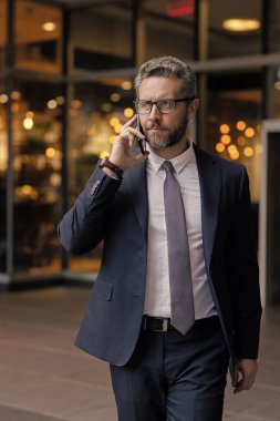 Başarılı, kendine güvenen İspanyol işadamı şirket iş ofisinden telefonla konuşuyor..