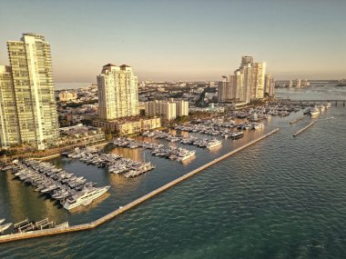 Miami 'de lüks bir yaz tatili. Gün batımında özel tekne. Lüks teknesi olan bir Marina. Miami 'deki yat kulübü ve yat limanı. Özel yat teknesi olan lüks bir yat limanı. Limanda rıhtımda bir yat var. Marina limanı.