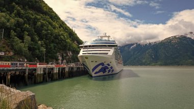 Skagway, Alaska, ABD - 23 Temmuz 2019: Seyahat güzergahı. Prenses 'in Ada Prensesi seyahati. Gemi turu. Alaska limanı ve yolcu gemisi. Lüks gemi seyahati.