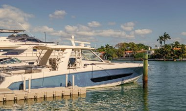 Özel bölgeye kenetlenmiş bir yat. Tekne gezisi. Yaz tatilinde deniz tatili. Marinada lüks tekne motorlu yatı. Lüks bir yat. Tekne ve yat turizmi. Lüks bir hayat. Yaz tatili. Motorlu tekne gezisi.