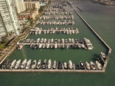 Miami güney sahili manzaralı. Lüks bir yat limanında. Lüks bir yaşam tarzı. Lüks Miami Florida manzarası. Yaz tatili. Marina rıhtımı. Lüks Güney Sahili marinası. Marina görünümü.