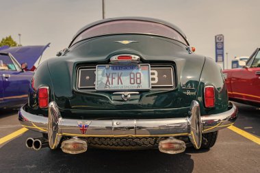 Chicago, Illinois, ABD - 08 Eylül 2024: Jensen 541R retro araba, ön manzara. Retro araba. Vintage Jensen 541R yeşil araba. Jensen 541R Chicago 'da