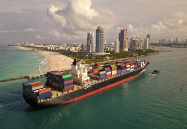 İhraç ve ithalat. Kargo işi. Miami Limanı. Miami 'de konteynırlı kargo gemisi, anten. Kargo gemisinde nakliye konteynırı. Kargo gemisi limandan ayrılıyor. Konteyner gemisi. Deniz ticareti cankurtaran halatı