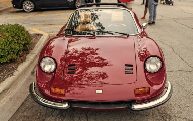 Chicago, Illinois - 29 Eylül 2024: Klasik 1974 Ferrari Dino 246 GTS kırmızı rengi. 1974 model Ferrari Dino 246 GTS sokağa park edilmiş. Ön manzara. 1974 Ferrari Dino 246 GTS Chicago 'da