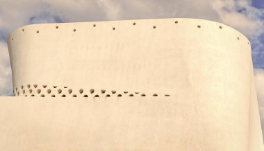 Geometrik turuncu bina tasarımı. Modern mimari. Geometrik şekil. Mavi gökyüzüne karşı modern mimari. Mimari geometrik detay. Dış ve dış görünüş.