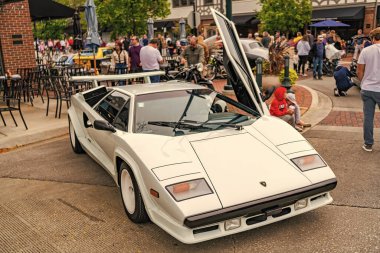 Chicago, Illinois - 29 Eylül 2024: Lamborghini Countach beyaz rengi. Lamborghini Countach sokağa park etmiş. Köşeden bak. Chicago 'da lüks Lamborghini Countach