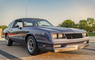 Park Ridge, Illinois, ABD - 22 Ağustos 2024: Chevy Monte Carlo. Otomobil fuarında park edilmiş siyah bir araba, köşe manzaralı. Chevrolet Monte Carlo arabası. Chevrolet Monte Carlo 'nun siyah arabası.