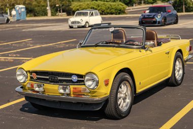 Chicago, Illinois, ABD - 08 Eylül 2024: Triumph tr 6 üstü açılır araba, köşe manzara. Retro araba. Sarı Retro zaferi 6 numara. Chicago 'da Zafer Tr6