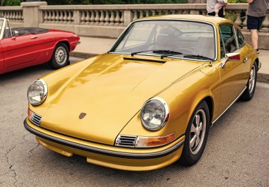 Chicago, Illinois - 29 Eylül 2024 1972 Porsche 911T Coupe sokağa park etti. altın metalik 1972 Porsche 911T Coupe.