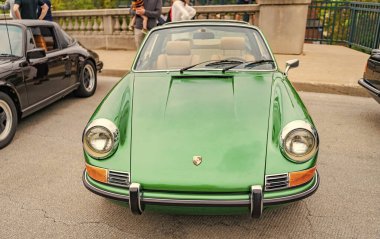 Chicago, Illinois - 29 Eylül, 2024: 1972 Porsche 911T Targa Coupe yolda. Chicago 'da yeşil metalik Porsche 911T Targa.