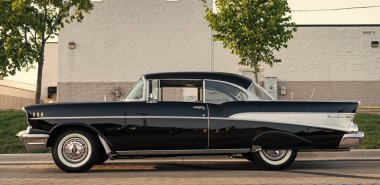 Park Ridge, Illinois, ABD - 22 Ağustos 2024 Chevrolet Bel Air 'in siyah arabası. 1957 Chevy Bel Air. Otomobil fuarında park etmiş siyah bir araba. Chevrolet Bel Air retro araba.