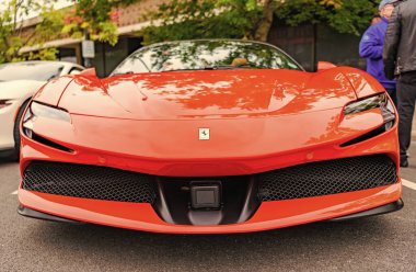 Chicago, Illinois - 29 Eylül 2024 Ferrari sf90 stradale sarı renk. Ferrari SF90 Stradale sokağa park etmiş. Ön manzara. Lüks Ferrari sf90 Stradale Chicago 'da