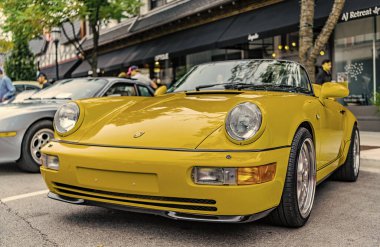 Chicago, Illinois - 29 Eylül 2024: Porsche 911 Carrera Coupe yolda. Porsche 911 Carrera Roadster sarı renk. Porsche 911 Chicago 'daki Carrera Speedster..