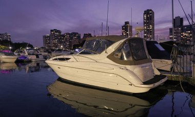 Marinada gece manzaralı lüks bir yat. Tekne ve yat turizmi. Lüks bir yaşam tarzı. Yaz tatili. Yat kiralama. Yaz tatilinde deniz tatili. Yat limanında lüks bir yat..