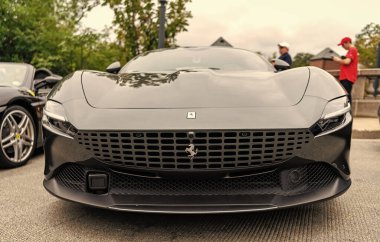 Chicago, Illinois - 29 Eylül 2024: Ferrari Roma siyah rengi. Ferrari Roma caddeye park etmiş. Ön manzara. Şatoda lüks Ferrari Roma
