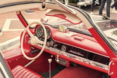 Chicago, Illinois - 29 Eylül 2024: klasik Mercedes-Benz 300 SL siyah renk. Caddeye park edilmiş klasik lüks Mercedes-Benz 300 SL. İç mekan. Chicago 'da Retro Mercedes-Benz 300 SL