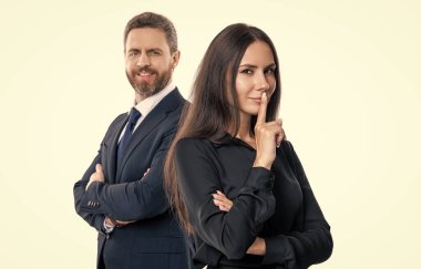 Takım elbiseli iş adamları. İş ekibi çalışması ve işbirliği. Ortaklık. Başarı beklentisi. Ortak takımı. Başarılı ortaklık. İş ekibi başarısı. iş ortağı beyazda izole edildi.