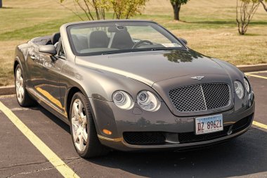 Chicago, Illinois, ABD - 08 Eylül 2024: 2007 Bentley Continental GTC üstü açık araba, köşe manzaralı. Lüks gri bir araba. Bentley Continental GTC arabası. Chicago 'da metalik gri Bentley Continental GTC