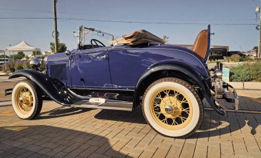 Park Ridge, Illinois, ABD - 21 Ağustos 2024: Ford 1927 üstü açık, roadster retro araba. Üstü açılabilen Ford A. Ford 'un klasik arabası. Otomobil fuarında park edilmiş Retro araba, yan görünüm.