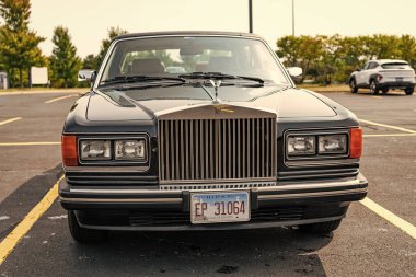 Chicago, Illinois, ABD - 08 Eylül 2024 Rolls Royce Silver Spirit aracı, köşe manzaralı. Retro klasik araba. Rolls Royce Silver Spur arabası. Rolls Royce Silver Spirit Chicago 'da