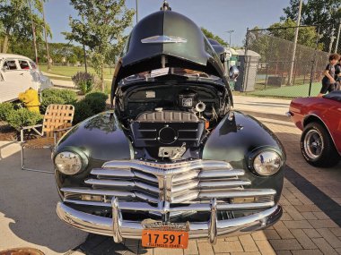 Park Ridge, Illinois, ABD - 21 Ağustos 2024: Chevrolet Fleetmaster 1948 eski araba. Chevrolet Fleetmaster 'ın siyah arabası. Chevy Filo Komutanı. Otomobil fuarında park etmiş siyah bir araba..