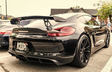 Chicago, Illinois - 29 Eylül 2024: 2015 Alfa Romeo 4C Coupe siyah rengi. P2015 Alfa Romeo 4C Coupe sokağa park etmiş. Köşeden bak. 2015 Alfa Romeo 4C Coupe Chicago 'da