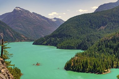 Nefes kesici doğa manzarası. Kuzey Cascades Ulusal Parkı 'ndaki Diablo Gölü. Diablo Gölü manzaralı. Dağ manzaralı Diablo gölü. Dağ tepesi ve Diablo gölü manzarası.