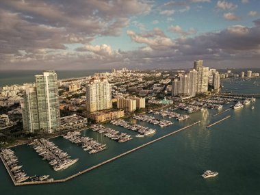 Marina Miami, Florida 'da. Biscayne Körfezi. Lüks yatı olan Miami marinası. Yaz tatili. Lüks Güney Sahili marinası. Lüks bir yat. Miami güney sahili manzaralı. Yat Kulübü.