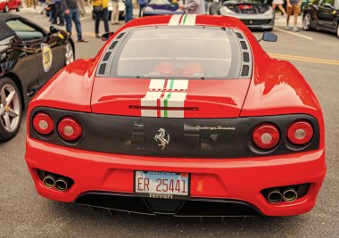 Chicago, Illinois - 29 Eylül 2024: Ferrari 360 kırmızı renk. Ferrari 360 caddeye park etmiş. Arkadan bak. Lüks Ferrari 360 Chicago 'da