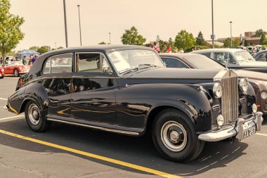 Chicago, Illinois, ABD - 08 Eylül 2024 Rolls Royce Silver Wraith aracı, köşe görüş. Eski model bir araba. Rolls Royce Silver Wraith arabası. Rolls Royce Silver Wraith Chicago 'da