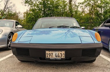 Chicago, Illinois - 29 Eylül 2024: klasik Porsche 9146 mavi renk. Vintage Porsche 9146 sokağa park edilmiş. Ön manzara. Retro Porsche 9146 Coupe Chicago 'da