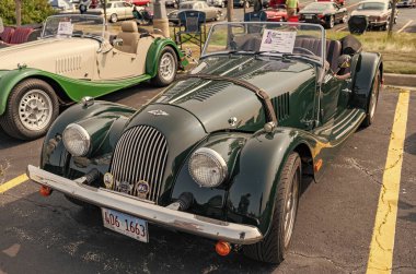 Chicago, Illinois, ABD - 08 Eylül 2024: Morgan Plus Four Flat Rad 2 koltuklu, üstü açılır eski araba, yan görüş. Retro yeşil araba. Morgan Artı Dört Rlat Rad arabası. Morgan Plus Chicago 'da.