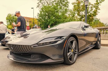 Chicago, Illinois - 29 Eylül 2024: Ferrari Roma siyah rengi. Ferrari Roma caddeye park etmiş. Köşeden bak. Şatoda lüks Ferrari Roma