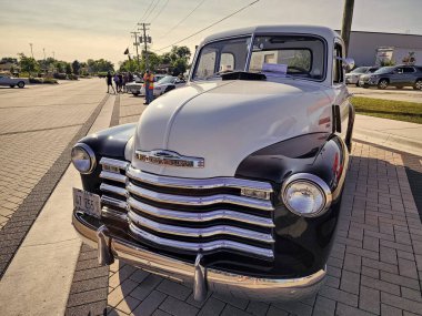 Park Ridge, Illinois, ABD - 21 Ağustos 2024 Chevrolet 3100 'ün Retro kamyonet vagonu. Chevy 3100. Kamyonet otomobil fuarına park edilmiş, ön manzara. Chevrolet 3100 kamyonet eski 1959 model araba..