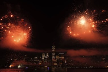 New York Manhattan havai fişekleri arifesinde. Manhattan 'da havai fişekler. New York 4 Temmuz Havai fişekleri. Flashing Fireworks ile New York City Skyline Manhattan. Bağımsızlık Günü