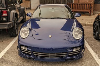 Chicago, Illinois - 29 Eylül 2024: Porsche 911 Carrera Turbo S Coupe mavi renk. Porsche 911 Carrera S sokağa park etmiş. Ön manzara. Chicago 'da Porsche Carrera 911 Turbo S Coupe