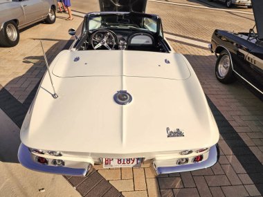Park Ridge, Illinois, ABD - 21 Ağustos 2024: Chevy Corvette. Otomobil fuarına park edilmiş üstü açık bir araba. Chevrolet Corvette C2 eski araba. Chevrolet Corvette C2 'nin üstü açık arabası..