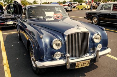 Chicago, Illinois, ABD - 08 Eylül 2024: Bentley S2 Continental retro araç, köşe görüş. Mavi Retro araba. Klasik Bentley S2 Continental araba. Chicago 'da Bentley S2 Continental
