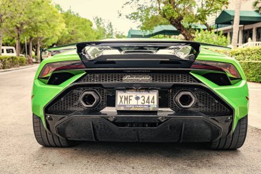 Miami Beach, Florida USA - 9 Haziran 2024 Lamborghini Huracan Tecnica Green Miami plajında. Lamborghini lüks bir İtalyan otomobil üreticisi.