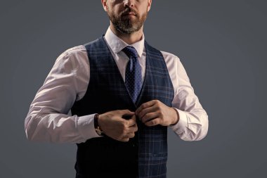 Erkek giyim kuşamı. Bespoke takımı. Resmi erkek giyim konsepti. Formalite icabı iş adamı. Kesik manzaralı. Zarif terzilik yeleği giymiş bir iş adamı. Gri kravatlı resmi takım elbise. Başarı.