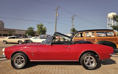 Park Ridge, Illinois, ABD - 21 Ağustos 2024 Chevrolet Camaro SS 'in kırmızı arabası. Chevy Camaro dışarıda. Otomobil fuarında park edilmiş kırmızı araba, yan görüş. Chevrolet Camaro SS 350 üstü açık eski araba.