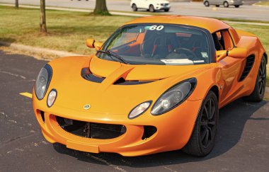 Chicago, Illinois, ABD - 08 Eylül 2024: 2005 Lotus Elise spor arabası, ön görüş. Turuncu üstü açık spor araba. Modern Lotus Elise arabası. Lotus Elise Chicago 'da