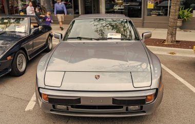 Chicago, Illinois - 29 Eylül 2024: klasik Porsche 944 gümüş rengi. Sokakta park edilmiş klasik Porsche 944. Köşeden bak. Retro Porsche 944 Chicago 'da