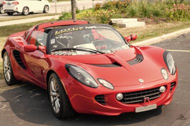 Chicago, Illinois, ABD - 08 Eylül 2024: 2005 Lotus Elise spor arabası, köşe manzaralı. Kırmızı spor araba. Modern Lotus Elise arabası. Lotus Elise Chicago 'da